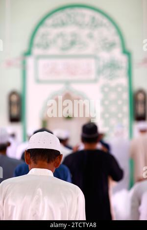 Jamiul Azhar Moschee. Das freitagsgebet (Salat). Muslimische Männer beten in der Moschee. Vietnam. Stockfoto