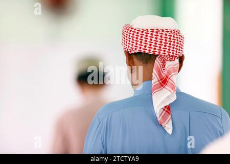 Jamiul Azhar Moschee. Das freitagsgebet (Salat). Muslimischer Mann betet in der Moschee. Rückansicht. Vietnam. Stockfoto