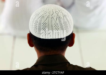 Jamiul Azhar Moschee. Das freitagsgebet (Salat). Muslimischer Mann betet in der Moschee. Rückansicht. Vietnam. Stockfoto