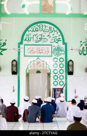 Jamiul Azhar Moschee. Das freitagsgebet (Salat). Muslimische Männer beten in der Moschee. Vietnam. Stockfoto