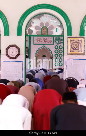 Jamiul Azhar Moschee. Das freitagsgebet (Salat). Muslimische Männer beten in der Moschee. Vietnam. Stockfoto