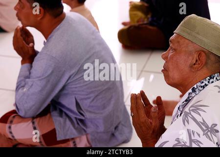 Jamiul Azhar Moschee. Das freitagsgebet (Salat). Muslimische Männer beten in der Moschee. Vietnam. Stockfoto