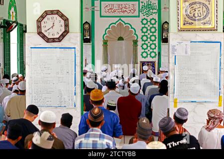 Jamiul Azhar Moschee. Das freitagsgebet (Salat). Muslimische Männer beten in der Moschee. Vietnam. Stockfoto