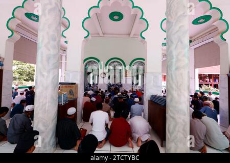 Jamiul Azhar Moschee. Das freitagsgebet (Salat). Muslimische Männer beten in der Moschee. Vietnam. Stockfoto