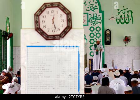 Jamiul Azhar Moschee. Das freitagsgebet (Salat). Muslimische Männer beten in der Moschee. Vietnam. Stockfoto