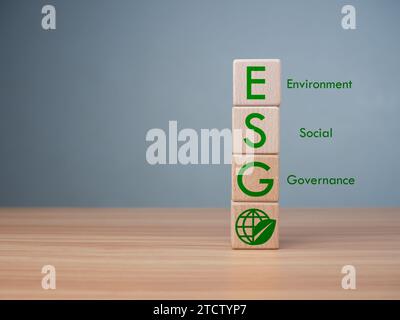 ESG-Konzept für Umwelt, Soziales und Governance, Holzblock und Symbol auf hölzernem Hintergrund es ist eine Idee für eine nachhaltige Organisationsentwicklung Stockfoto