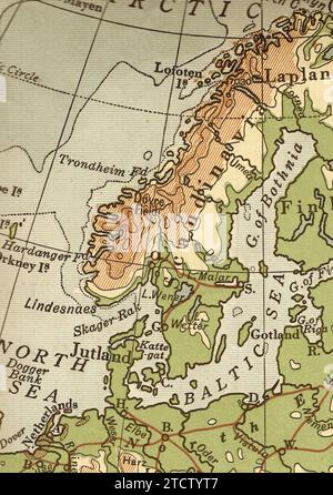 Eine alte/antike geographische Karte in Sepia von Skandinavien. Stockfoto