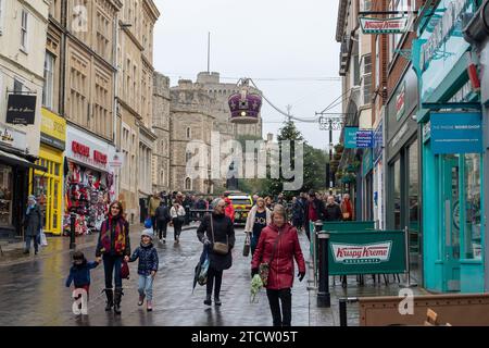 Windsor, Berkshire, Großbritannien. Dezember 2023. Es war ein nasser regnerischer Tag in Windsor, Berkshire, heute, als die Leute Weihnachtseinkäufe machten. Quelle: Maureen McLean/Alamy Live News Stockfoto