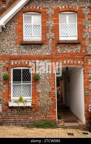 Großbritannien, England, Oxfordshire, Henley on Thames, West Street, feuerstein und Backsteinhaus vor der Tür Stockfoto