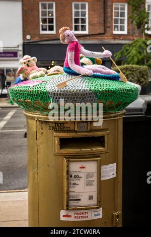 UK, England, Oxfordshire, Henley on Thames, Market Place, goldener Briefkasten zur Feier des Rudererfolgs der Mannschaft GB und der Paralympics GB bei den Olympischen Spielen 2012 Stockfoto