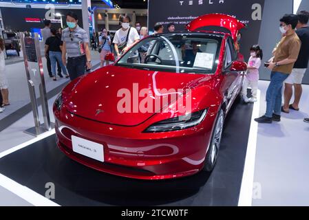 Bangkok, Thailand - 6. Dezember 2023: Ganzkörper des Tesla Model 3 in der IMPACT Arena Motor expo Stockfoto