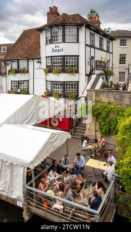 Großbritannien, England, Oxfordshire, Henley on Thames, Kunden außerhalb von 1728 Angel on the Bridge, Pub am Fluss während der Regatta-Woche Stockfoto