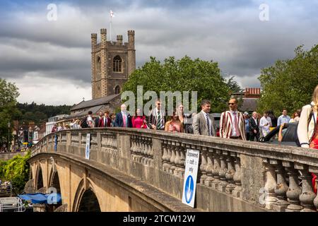 Großbritannien, England, Oxfordshire, Henley on Thames, Regatta Besucher überqueren die Brücke über die Themse Stockfoto