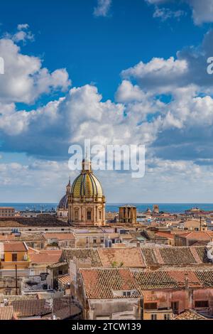 Skyline der Stadt Palermo von den Dächern aus gesehen, Sizilien Stockfoto