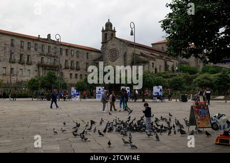 Junge füttern die Tauben in Praza da Ferraría, Pontevedra, Galicien, Nordwesten Spaniens, Europa Stockfoto