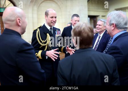 Der Prinz von Wales bei den Lord High Admiral's Divisions am Britannia Royal Naval College in Dartmouth, wo er eine Parade von 202 Kadetten der Royal Navy sah, die mit internationalen Offizierskadetten aus Oman, Kuwait, Bangladesch und Trinidad und Tobago ausfielen. Bilddatum: Donnerstag, 14. Dezember 2023. Stockfoto