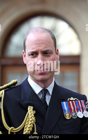 Der Prinz von Wales bei den Lord High Admiral's Divisions am Britannia Royal Naval College in Dartmouth, wo er eine Parade von 202 Kadetten der Royal Navy sah, die mit internationalen Offizierskadetten aus Oman, Kuwait, Bangladesch und Trinidad und Tobago ausfielen. Bilddatum: Donnerstag, 14. Dezember 2023. Stockfoto