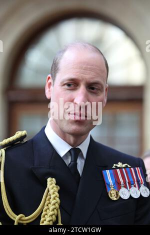 Der Prinz von Wales bei den Lord High Admiral's Divisions am Britannia Royal Naval College in Dartmouth, wo er eine Parade von 202 Kadetten der Royal Navy sah, die mit internationalen Offizierskadetten aus Oman, Kuwait, Bangladesch und Trinidad und Tobago ausfielen. Bilddatum: Donnerstag, 14. Dezember 2023. Stockfoto