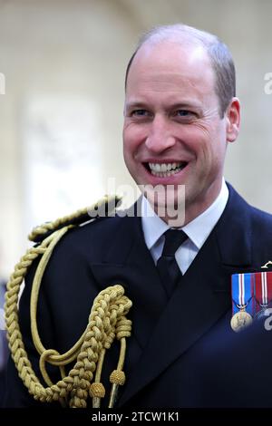 Der Prinz von Wales bei den Lord High Admiral's Divisions am Britannia Royal Naval College in Dartmouth, wo er eine Parade von 202 Kadetten der Royal Navy sah, die mit internationalen Offizierskadetten aus Oman, Kuwait, Bangladesch und Trinidad und Tobago ausfielen. Bilddatum: Donnerstag, 14. Dezember 2023. Stockfoto