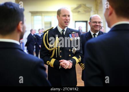 Der Prinz von Wales bei den Lord High Admiral's Divisions am Britannia Royal Naval College in Dartmouth, wo er eine Parade von 202 Kadetten der Royal Navy sah, die mit internationalen Offizierskadetten aus Oman, Kuwait, Bangladesch und Trinidad und Tobago ausfielen. Bilddatum: Donnerstag, 14. Dezember 2023. Stockfoto