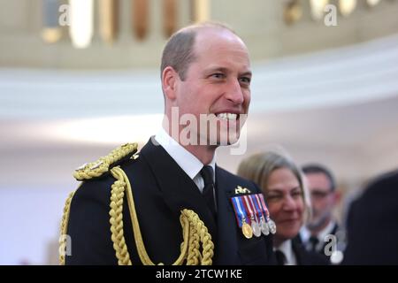 Der Prinz von Wales bei den Lord High Admiral's Divisions am Britannia Royal Naval College in Dartmouth, wo er eine Parade von 202 Kadetten der Royal Navy sah, die mit internationalen Offizierskadetten aus Oman, Kuwait, Bangladesch und Trinidad und Tobago ausfielen. Bilddatum: Donnerstag, 14. Dezember 2023. Stockfoto