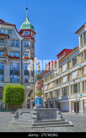 Luzern, Schweiz, der Fritschi-Brunnen mit der Soldatenstatue auf dem Chape-Platz Stockfoto