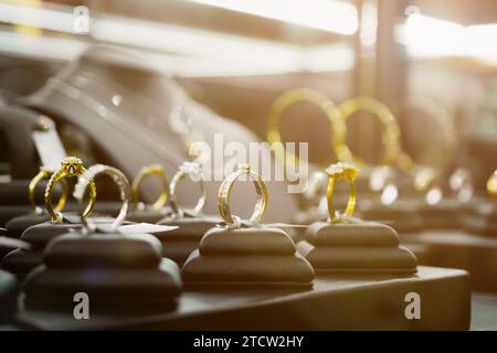 Schmuck Diamant Ringe und Halsketten in luxury Retail Store Fenster Anzeige Showcase Stockfoto