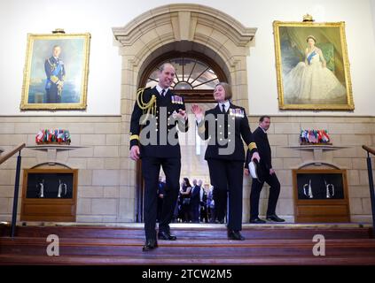 Der Prinz von Wales bei den Lord High Admiral's Divisions am Britannia Royal Naval College in Dartmouth, wo er eine Parade von 202 Kadetten der Royal Navy sah, die mit internationalen Offizierskadetten aus Oman, Kuwait, Bangladesch und Trinidad und Tobago ausfielen. Bilddatum: Donnerstag, 14. Dezember 2023. Stockfoto