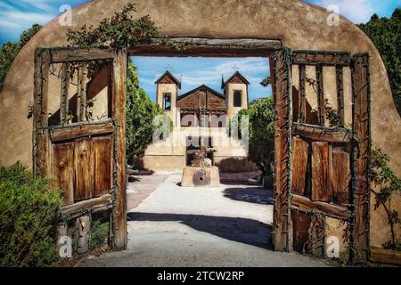Das bescheidene Tor zum historischen Sactuario de Chimayo in New Mexico. Stockfoto