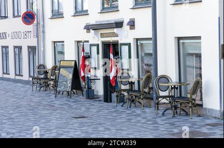 Downtown Kopenhagen mit alten Häusern und Ladenschildern an einem sonnigen Tag. Kopenhagen, Dänemark Stockfoto