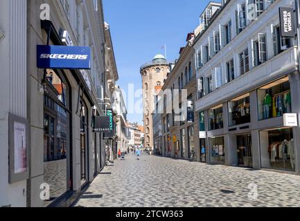 Downtown Kopenhagen mit alten Häusern und Ladenschildern an einem sonnigen Tag. Kopenhagen, Dänemark Stockfoto