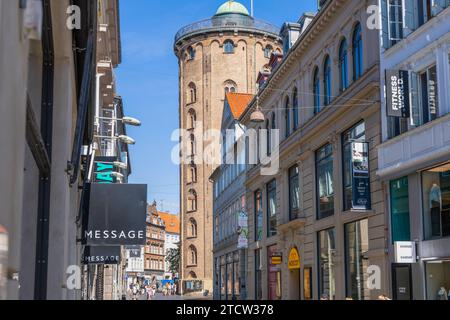 Downtown Kopenhagen mit alten Häusern und Ladenschildern an einem sonnigen Tag. Kopenhagen, Dänemark Stockfoto