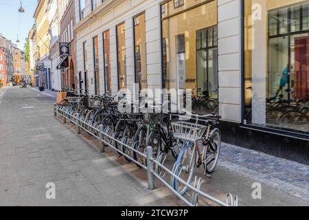 Downtown Kopenhagen mit alten Häusern und Ladenschildern an einem sonnigen Tag. Kopenhagen, Dänemark Stockfoto