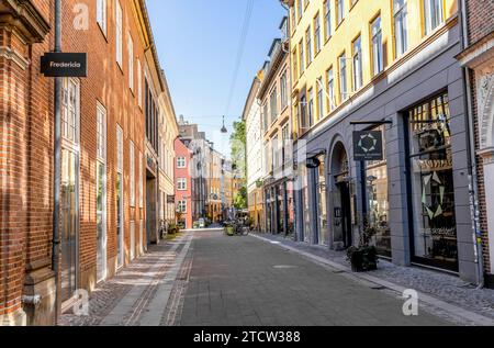 Downtown Kopenhagen mit alten Häusern und Ladenschildern an einem sonnigen Tag. Kopenhagen, Dänemark Stockfoto