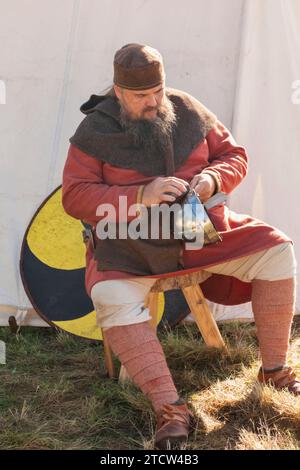 England, East Sussex, Battle, das jährliche Oktober Battle of Hastings Re-enactment Festival, man Polishing Helmet Stockfoto