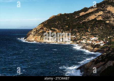 Ein Blick auf das kleine Dorf Chiessi an der zerklüfteten Westküste der Insel Elba Stockfoto