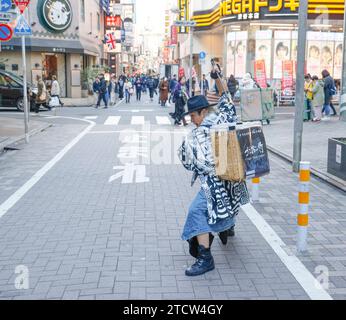 SAMURAI, DIE MÜLL IN DEN SHIBUYA-STRASSEN TOKIO AUFSAMMELN Stockfoto