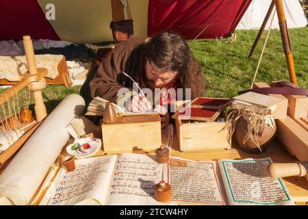 England, East Sussex, Battle, das jährliche Oktober Battle of Hastings Re-enactment Festival, man transkribiert mittelalterliche Texte Stockfoto