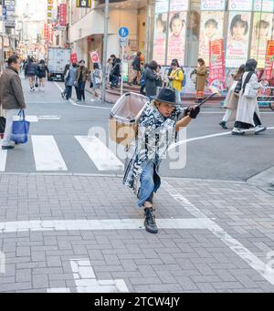 SAMURAI, DIE MÜLL IN DEN SHIBUYA-STRASSEN TOKIO AUFSAMMELN Stockfoto