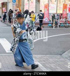 SAMURAI, DIE MÜLL IN DEN SHIBUYA-STRASSEN TOKIO AUFSAMMELN Stockfoto