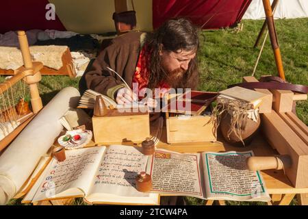 England, East Sussex, Battle, das jährliche Oktober Battle of Hastings Re-enactment Festival, man transkribiert mittelalterliche Texte Stockfoto