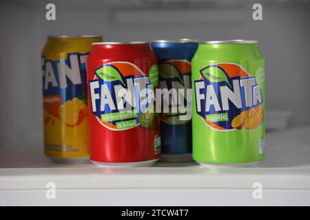 KIEW, UKRAINE - 4. MAI 2023: Dosendosen der Marke Fanta für alkoholfreie Getränke mit verschiedenen Geschmacksrichtungen aus nächster Nähe Stockfoto