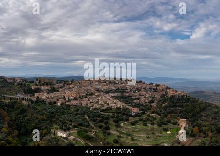 Ein Blick auf das toskanische Dorf auf einem Hügel und die Weinhauptstadt Montalcino Stockfoto