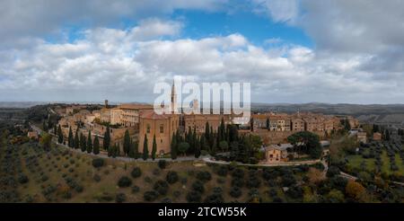 Ein Panoramablick auf das toskanische Dorf Pienza auf einem Hügel Stockfoto