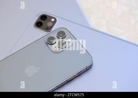 KIEW, UKRAINE - 4. MAI 2023: Apple Marken Geräte iphone und ipad liegen auf macbook Body Nahaufnahme Stockfoto