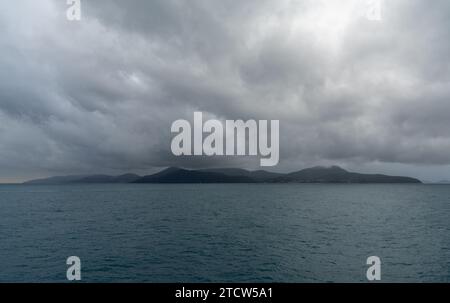 Horizontale Landschaft der Insel Elba unter einem bewölkten und stürmischen Himmel Stockfoto