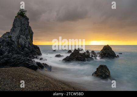 Ein Sonnenuntergang am Praia a Mare an der Coasta di Maratea im Südwesten Italiens Stockfoto