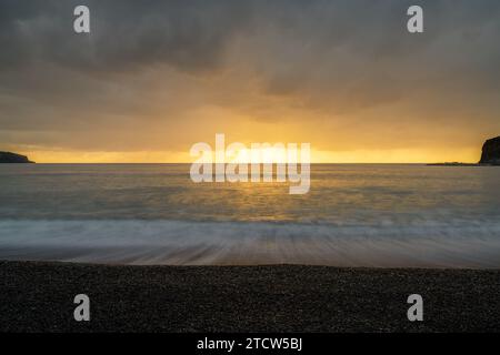 Ein Sonnenuntergang am Praia a Mare an der Coasta di Maratea im Südwesten Italiens Stockfoto