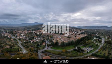 Ein Blick auf das toskanische Dorf auf einem Hügel und die Weinbaustadt San Quirico d'Orcia Stockfoto