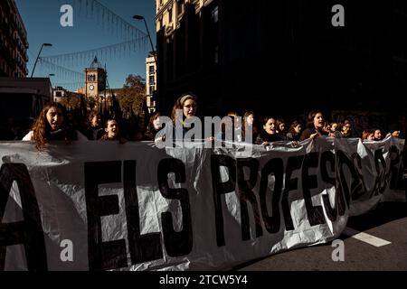 Barcelona, Spanien. Dezember 2023. Auffällige katalanische feministische Studenten protestieren gegen die Aggression der Professur Credit: Matthias Oesterle/Alamy Live News Stockfoto